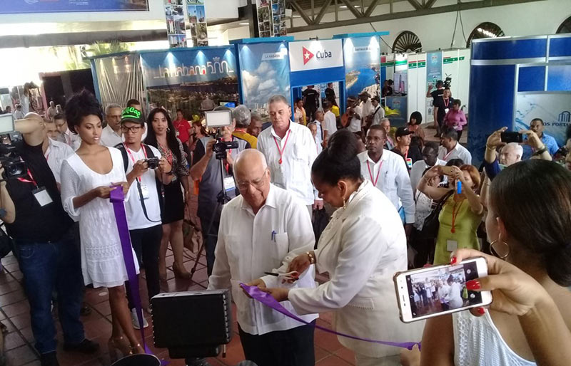 Ricardo Cabrisas Ruiz, vicepresidente de los Consejos de Estados y de Ministros y Secretaria General del la Asociación de Estados del Caribe cortan la cinta de inauguración de #ExpoCaribe2019 Expocaribe cinta