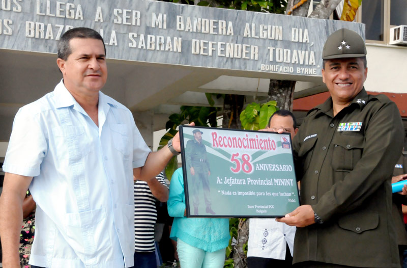 Ernesto Santiesteban Velázquez,primer secretario del Partido Comunista de Cuba en la provincia entregó reconocimiento a la jefatura del Minint . Foto: Elder Leyva Minint Aniv 58 1