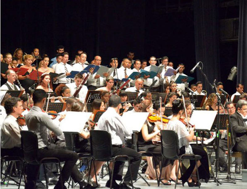 La orquesta sinfónica de Holguín ofreció un concierto por el aniversario 80 del Teatro Eddy Suñol. Foto: ACN Orq sinfonica Hlg1