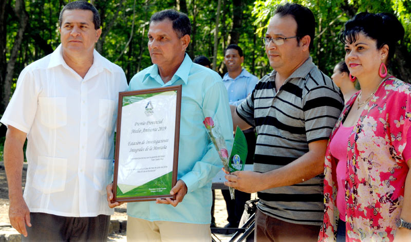 La ceremonia de entrega de reconocimientos estuvo presidida por Ernesto Satiesteban, máxima autoridad política de Holguín Fotos: Elder Leyva citma acto 2