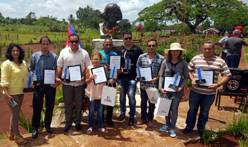 Este reconocimiento se entrega a personas cuyos aportes favorecen el desarrollo científico, tecnológico, social, económico, ambiental de Holguín. Fotos: Anabel Rodríguez y Luis Carlos Pompa citma premio 1