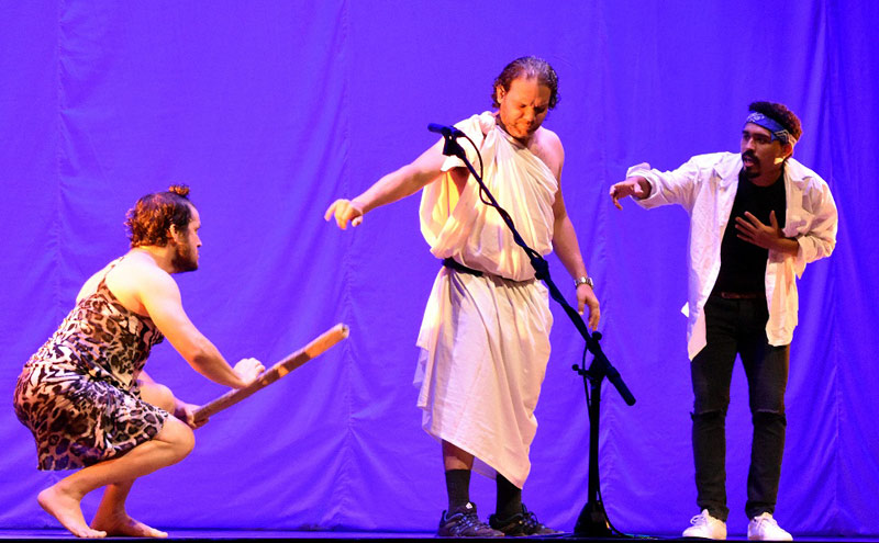 El grupo humorístico Etcétera estrenó en el teatro Eddy Suñol el espectáculo “Los artistas llegaron ya”. etcetera estreno 1