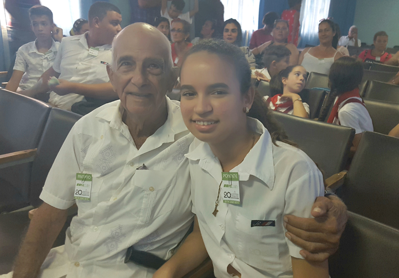 Rubén Jesús Abreu Rodríguez, “Ñeco”, protagonista de la ponencia que su bisnieta, Melody Yarina Abreu Salazar (a su lado), presentó en el XX Encuentro Provincial de Patrimonio Histórico Azucarero. patrimoniocultural2