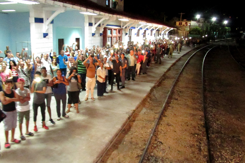 Un gran número de holguineros dieron la bienvenida a dicho medio de transporte. trenh5
