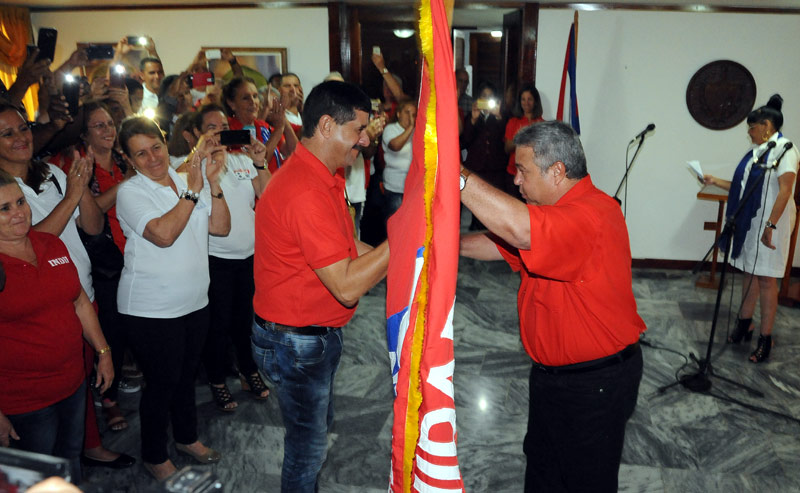 Ulises Guilarte, secretario general de la CTC, entrega la bandera a George Batista, máximo representante de la clase trabajadora en Holguín. / Fotos: Carlos Rafael CTC abanderamiento 1