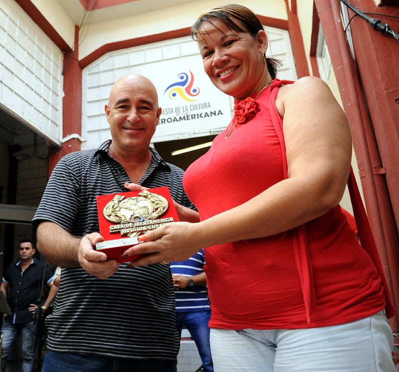 Yaneisi Figueredo, directora de la emisora Radio Angulo y el director de la Casa de Iberoamérica Eduardo Ávila. casa ibero upec 3