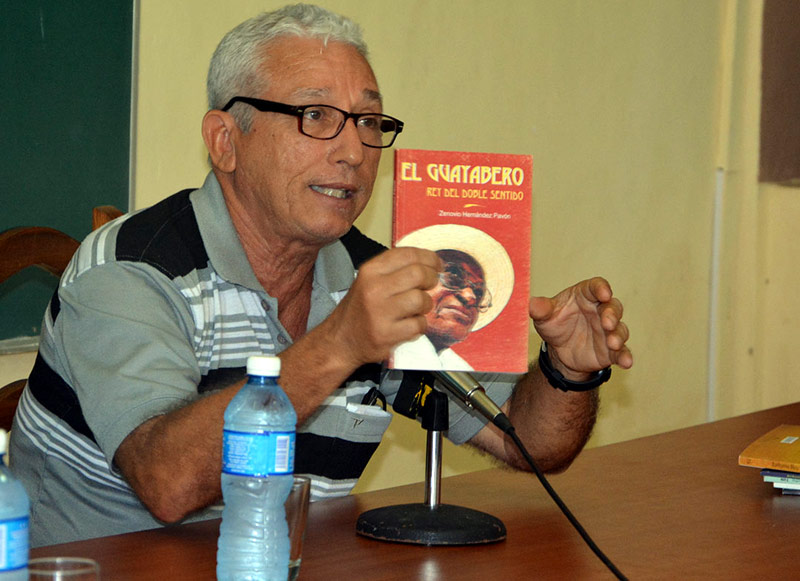 El destacado musicólogo holguinero Zenovio Hernández donó el texto El Guayabero. catedra faustino oramas 1
