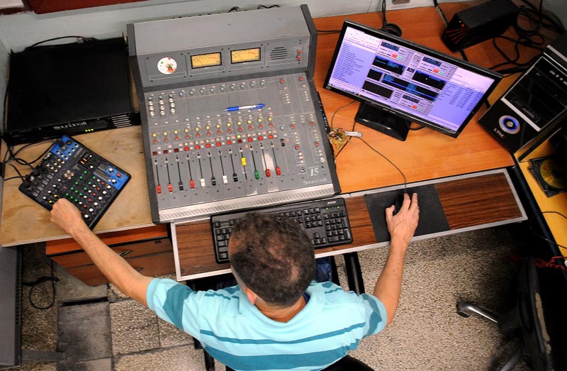 Cabina de realización de la emisora Radio Angulo. de primera mano 3