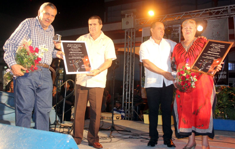 Lordes González y José Abreu reciben el reconocimiento de las máximas autoridades de Holguín feria cierre 2