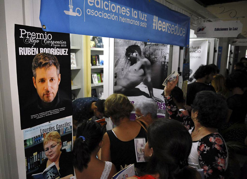 Ediciones La Luz tiene su stad en la Feria del Libro Holguín 2019 / Foto: Carlos Rafael feria libro la luz 02
