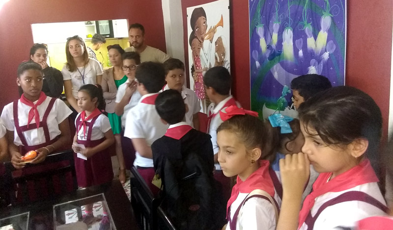 Niños visitan la sede de Ediciones La Luz en Holguín / Foto de la autora feria libro la luz 03
