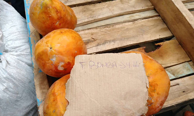 Ejemplo de violación de precio. La frutabomba tiene como precio topado 2,50 pesos la libra; sin embargo, algunos la ofertaban a 4,00 pesos. feriahhh2