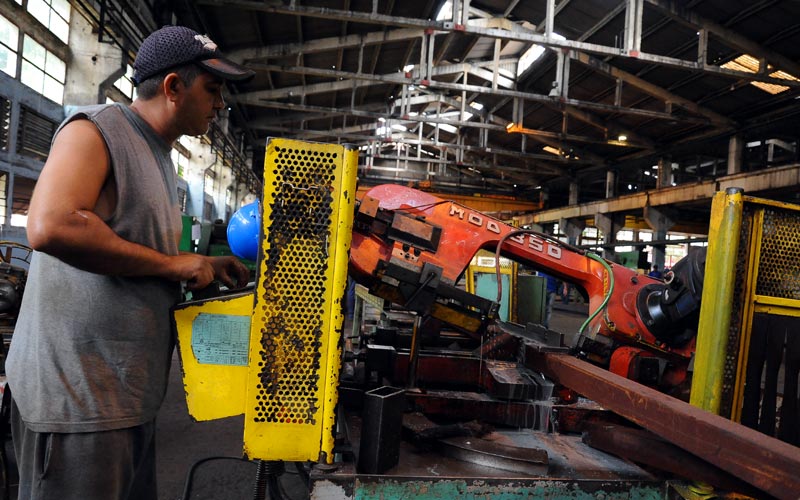 Working efficiently is essential in the factory Heroes del 26 de Julio. holmeca 2
