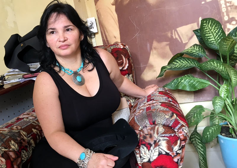 La holguinera Maryole González encontró en las artes plásticas un medio de expresión. / Foto: Arlene Gómez mayole