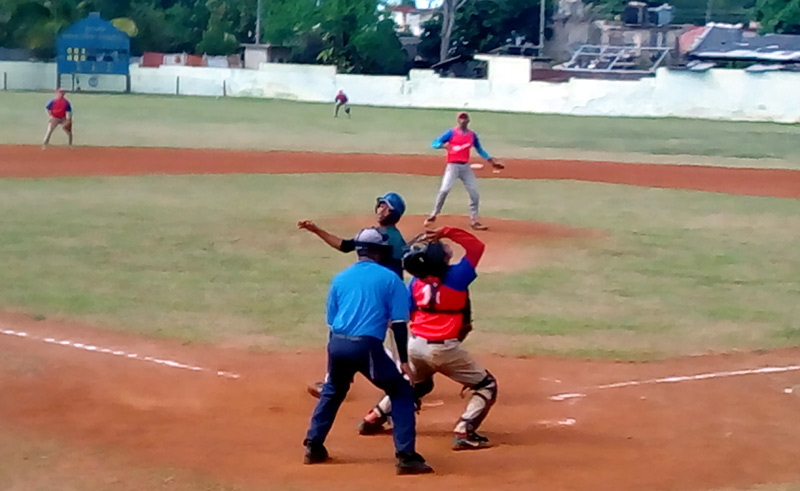 Báguanos y Holguín lideraron sus respectivas zonas en la fase clasificatoria foto: del autor pelota provincial