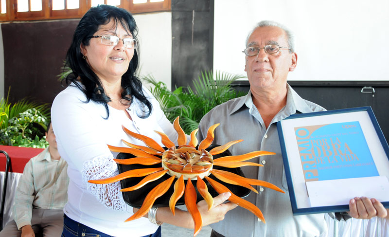 El periodista Roberto Ortiz, de la emisora Radio Angulo, mereció el Premio por la Obra de la Vida. upec acto 1