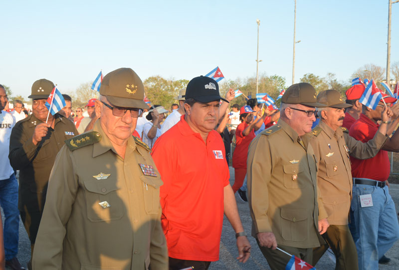 El General de Cuerpo de Ejército Ramón Espinosa Martín, Héroe de la República de Cuba, junto a Ernesto Santiesteban, primer secretario del PCC en Holguín foto: Luis Mario Rodríguez DSC 1505
