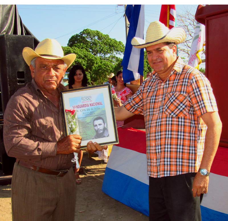 : Ernesto Santiesteban, primer secretario del PCC en Holguín, entrega reconocimiento de Vanguardia Nacional a campesino destacado. Fotos: Alexis del Toro anap aniversario acto 2