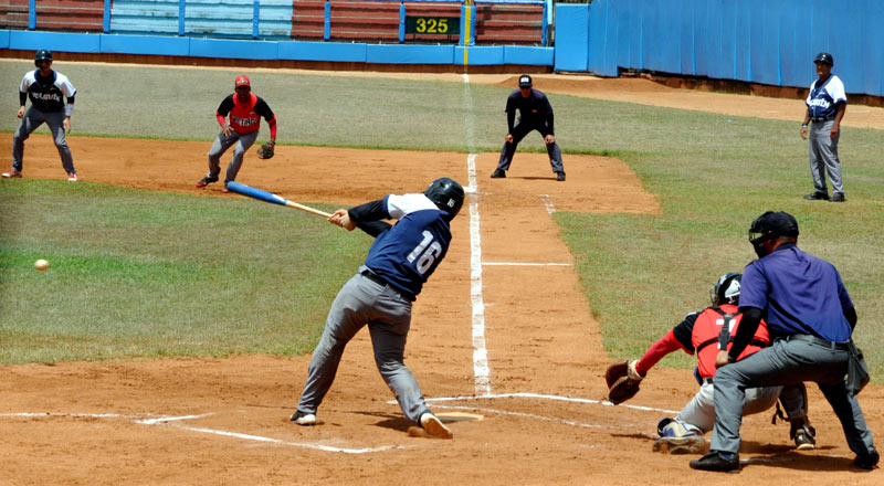 El receptor Nelson Batista es clave a la ofensiva y la defensa por los holguineros. Fotos: Elder Leyva beisbol sub 23 batista