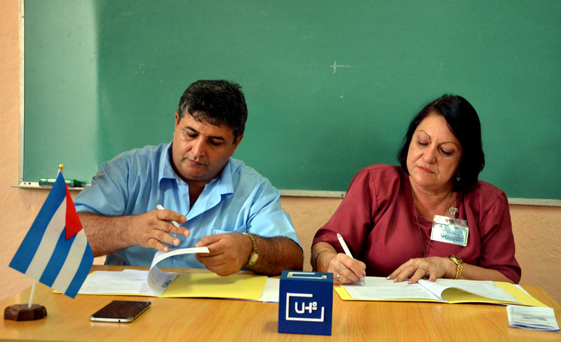 Enrique Santiago Fernández, Director de Joven Club y la Dr. C. Isabel Cristina Torres Torres, Rectora de la UHo firman convenio entre ambas instituciones. convenio uho 1