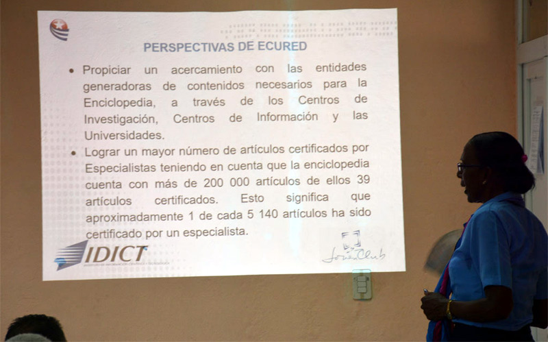 Brígida Baeza Bravo, Directora de Ecured, expone las perspectivas de trabajo de la Enciclopedia Colaborativa Cubana. Fotos: Luis Ernesto Ruiz Martínez. convenio uho 2