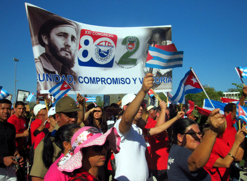 Los trabajadores civiles de la defensa cerraron el desfile en la Plaza holguinera. fotos: Alexis del Toro desfile cierre civiles