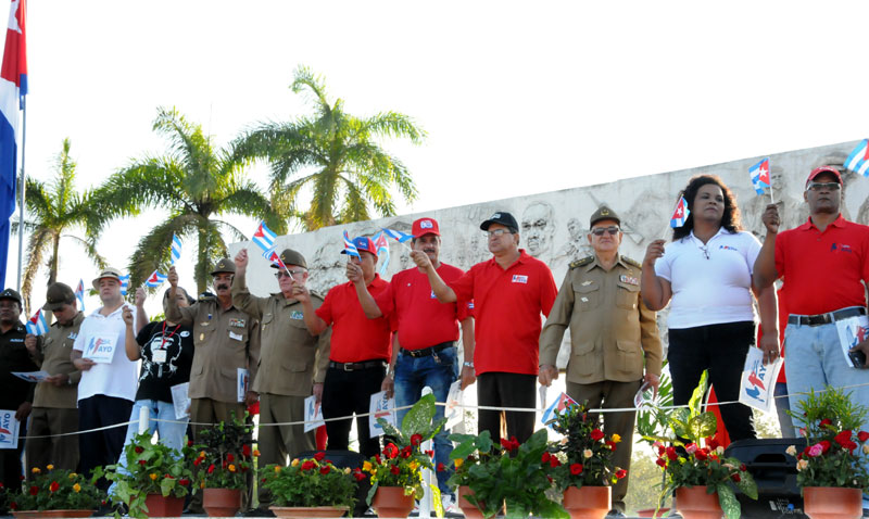 El General de Cuerpo de Ejército Ramón Espinosa Martín, Héroe de la República de Cuba jjunto a Ernesto Santiesteban, máxima autoridad política en Holguín, presidieron las celebraciones este primero de mayo desfile cierre pres 1