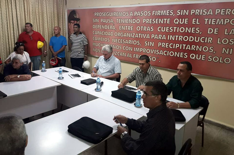 El Presidente Diaz-Canel comenzó su visita por la Empresa de Combinadas Cañeras 60 Aniversario de la Revolución de Octubre. Fotos: Lourdes Pichs diaz cale hg 1