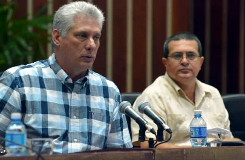 El presidente cubado Diaz-Canel acompañado por Ernesto Santiesteban, máxima autoridad política en Holguín. Fotos: Juan Pablo Carreras diaz canel conclusiones 1
