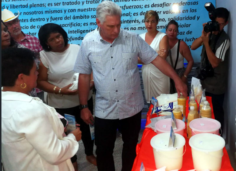 El presidente cubano Miguel Díaz-Canel visita la empresa de productos lácteos. diaz canel lacteo 1