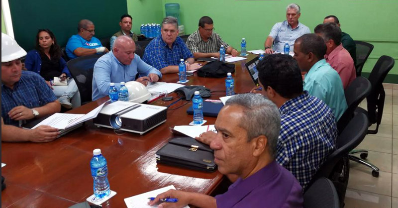 Presidente cubano Miguel Díaz-Canel visita la fábrica de níquel Pedro Soto Alba, de Moa. Foto: Presidencia Cuba (Twitter) diaz canel moa 1
