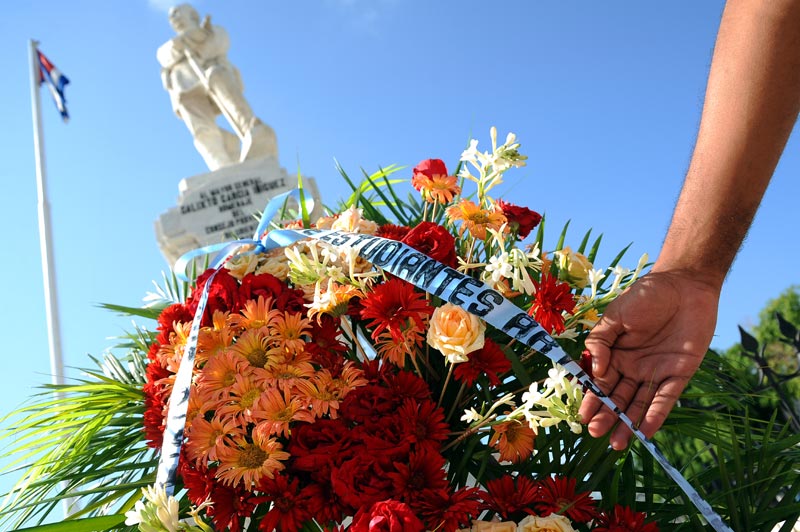 Los estudiantes de la FEU depositaron una ofrenda floral ante la estatua del Mayor General Calixto García, en el parque homónimo. festival feu 2