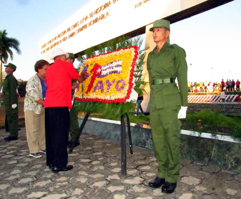 Los Héroes del Trabajo Pura Avilés y Alcides Pérez colocaron la ofrenda floral foto: Alexis del Toro inicio ofrenda