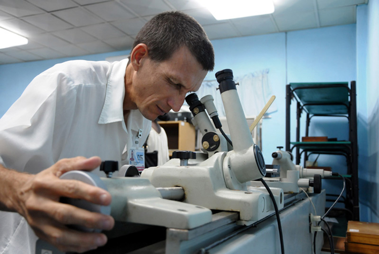 En todos los casos se verifican o calibran los instrumentos de acuerdo con lo establecido por la Oficina Nacional de Normación. Fotos: Elder Leyva metrologia HH2