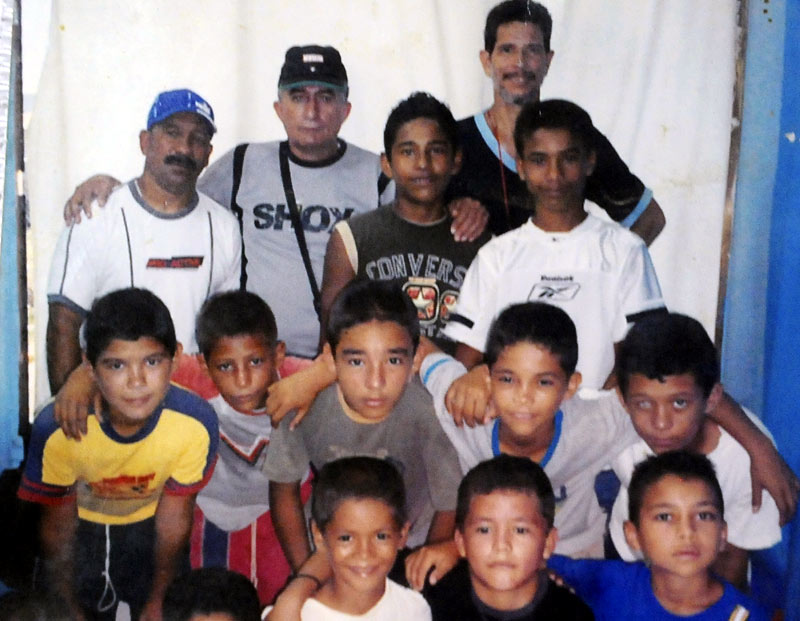 Orlando Xique (gorra azul) junto a sus pupilos. Fotos: Carlos Rafael orlando xique 1