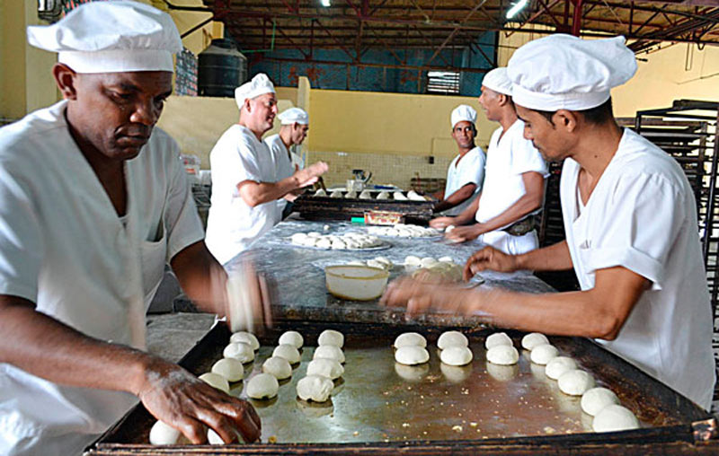 Con el aumento de las producciones de renglones como el pan, comeinzan a aparecer los revendedores por las calles holguineras. Foto: ACN panaderia hg