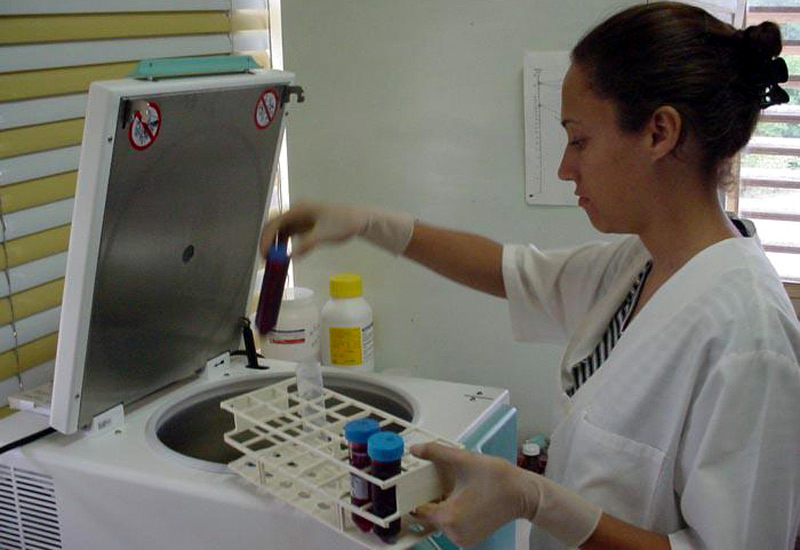 En el Centro para la Investigación y Rehabilitación de las Ataxias Hereditarias de Holguín se realizan varias investigaciones con protagonismo de los jóvenes. Foto: Elder Leyva premio roberto rodriguez 2