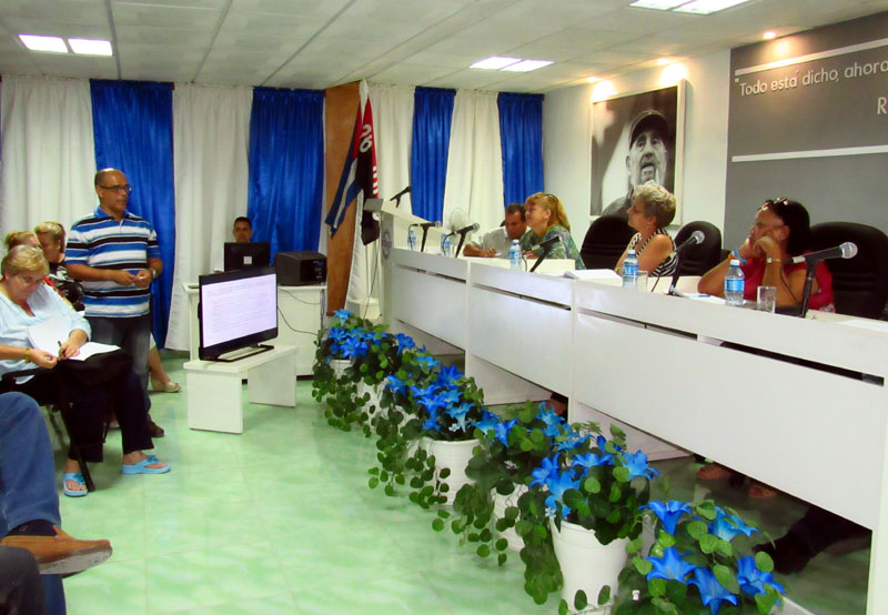 La vicetitular se reunió con directivos del sector de transporte de Holguín. Fotos: Alexis del Toro tren habana hg 1