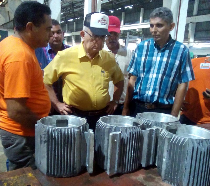 Ulises Rosales del Toro, vicepresidente del Consejo de Ministros, visitó la fábrica de motores eléctricos Tauba. Foto: de la autora ulises rosales 1