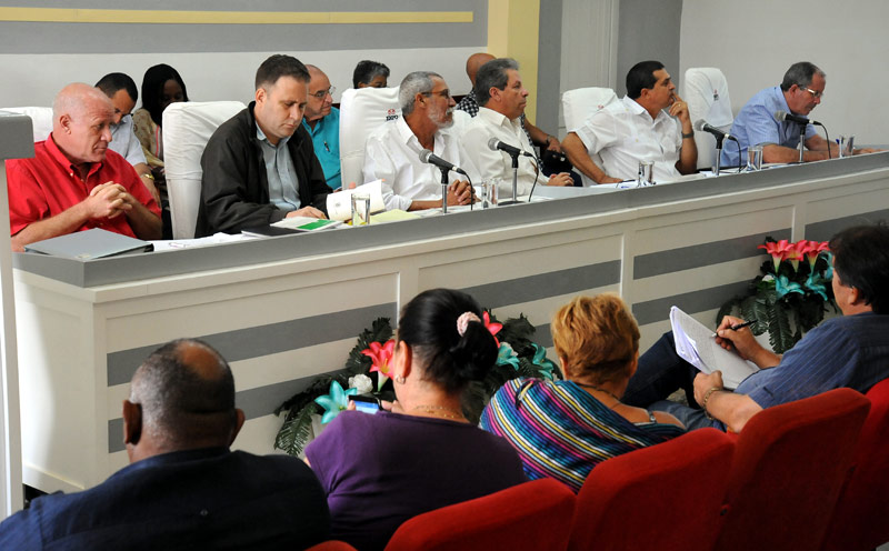 A la cita asistieron Victor gaute, miembro del secretariado del comité Central del PCC y Ernesto Santiesteban Velázquez, primer secretario del Partido en Holguín. uneac asamblea 4