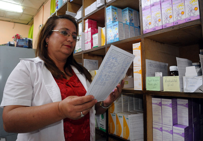 La licenciada Maritza Feria Rodríguez dirige el Departamento de Farmacia en el hospital pediátrico Octavio de la Concepción de la Pedraja. Fotos: Carlos Rafael farmaceutica 1