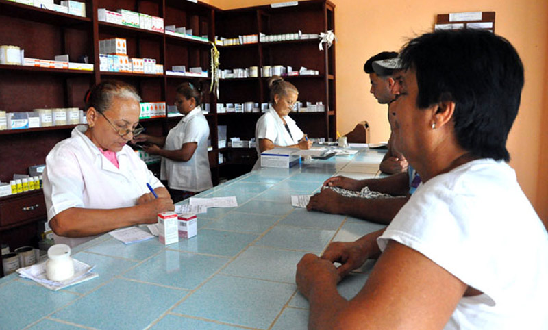 Holguín celebra el Día del Trabajador Farmacéutico Cubano farmacias 1
