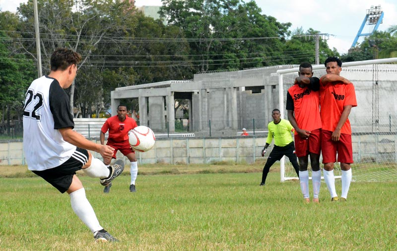Dayron Ramos Ayala es uno de los dos holguineros que ha logrado marcar en esta edición de la Liga Cubana de Fútbol. futbol hg 002