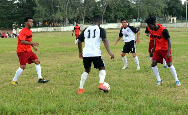 Yadián Casa del Valle (11) marcó la ventaja para Las Panteras en el minuto 52, tras un rebote del portero y capitán de Santiago de Cuba. Fotos Carlos Rafael futbol hg scub 2