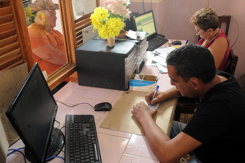 La oficina de cobro de multas en la provincia de Holguín mejoró su gestión con respecto a similar etapa del año anterior. Fotos: Carlos Rafael oficina cobro 1