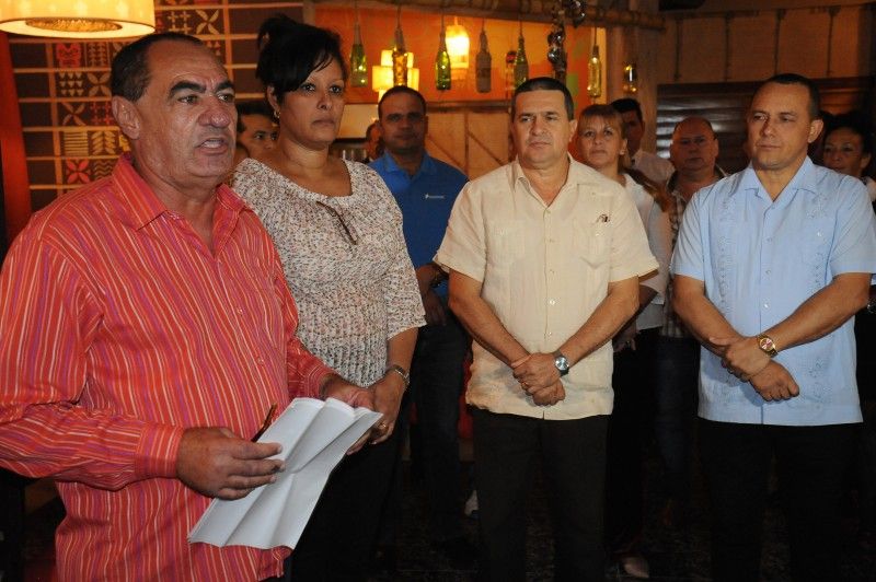 Ernesto Santiesteban, primer secretario del Partido en la provincia y Julio César Estupiñán Rodríguez, presidente de la Asamblea Provincial del Poder Popular asistieron a las reinauguraciones de sitios de la gastronomía en Holguín. polinesio1