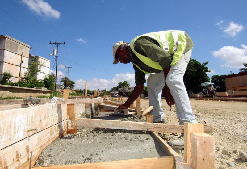 Los constructores laboran bajo el ojo escrutador de la población, cuyas alertas han estado dirigidas a señalar determinados problemas de calidad y estética en el acabado de algunos tramos. reportaje carret 3