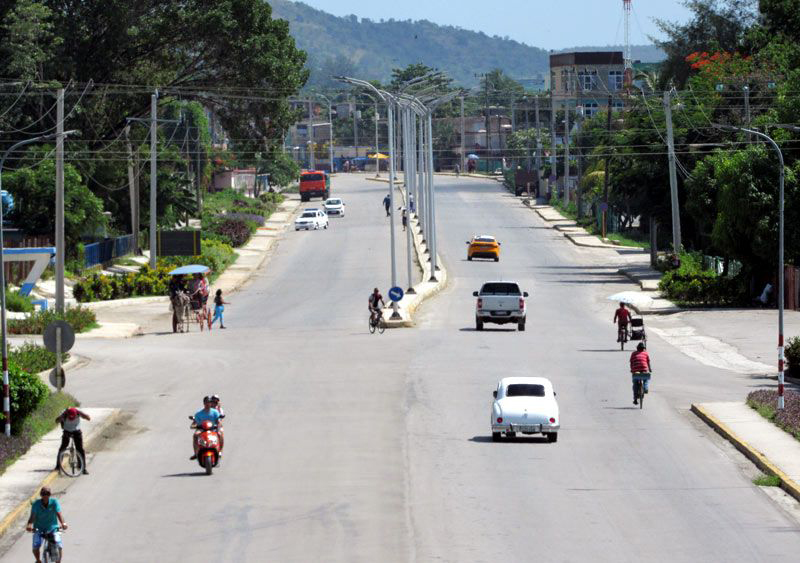 La ampliación de unos 20 kilómetros de la carretera central es una de las inversiones más necesarias en marcha hace algunos años en Holguín. reportaje carret H1