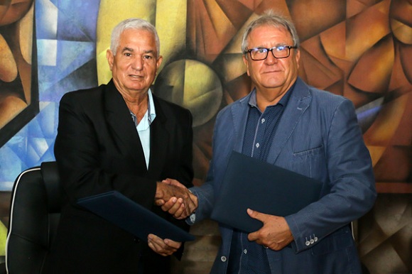 19 Firma acuerdo FCB WBSC 1