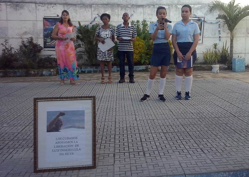 En el preuniversitario Luz Palomares, del propio municipio holguinero, también se solidarizaron con la causa del líder de los trabajadores brasileños Acto Lula Varona 1